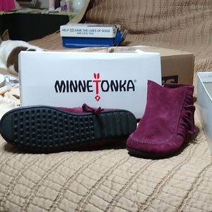 Minnetonka Women's Moccasins in Rich Burgundy Suede